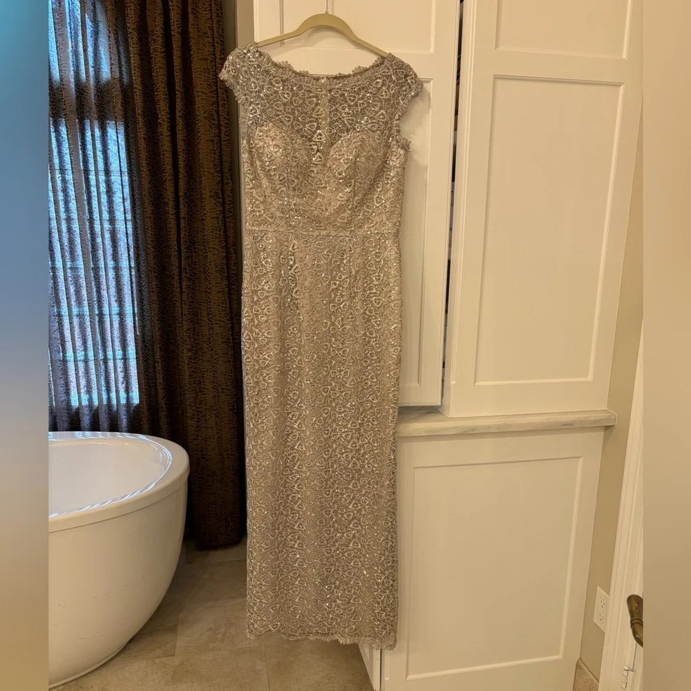 Montage by Mon Cheri. Formal gown. Mother of the bride . Elegant evening dress - Picture 4 of 13